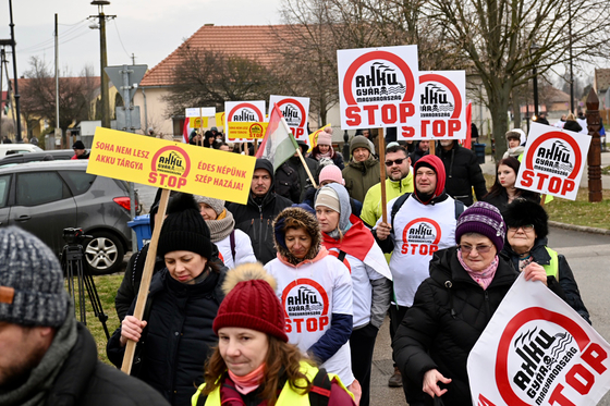 Több ezren tüntettek az akkugyárak ellen Debrecenben