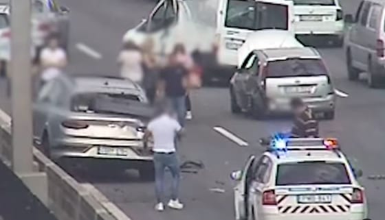 Így tört össze a két Bentley az M0-son néhány napja – videó