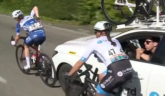 Ijesztő baleset egy francia kerékpárversenyen: saját versenyzőjét és a riválist is kiütötte a figyelmetlen csapatvezető