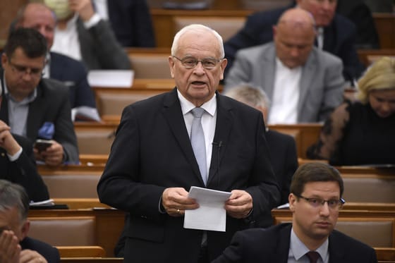 Harrach Péter 164-gyel repesztett az autópályán, hogy odaérjen Orbán beszédére