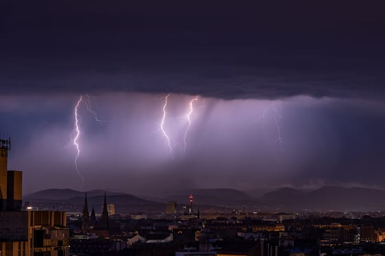 Narancs riasztást adtak ki a Tiszántúlra, jönnek a heves zivatarok