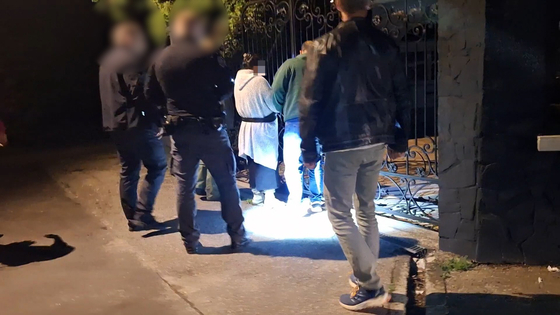 Fogva tartottak egy 89 éves nőt, majd eladták az óbudai lakását, most a rendőröknek magyarázkodhatnak