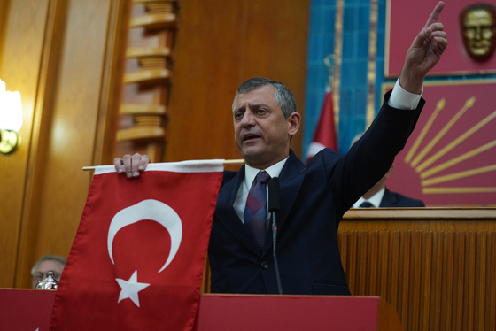 Egy gyilkosság miatt elĂtĂ©lt fĂ©rfi megtámadta a török ellenzĂ©k vezetĹ‘jĂ©t Ă©s megĂĽtötte