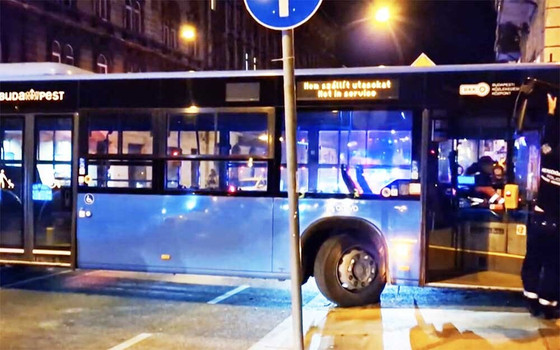 EltĂ©vedt buszsofĹ‘r miatt tört ki vĂzözön a KeletinĂ©l – videĂł is kĂ©szĂĽlt