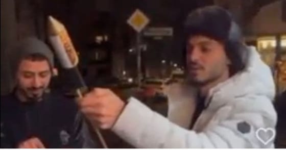 Egy lakás ablakán lőtt be egy szilveszteri rakétát egy influenszer Berlinben, ami odabent felrobbant – videó