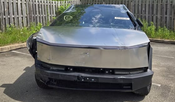 Egy évet kell várnia egy Cybertruck-tulajnak, hogy alaktrészt szerezzenek összetört autójához