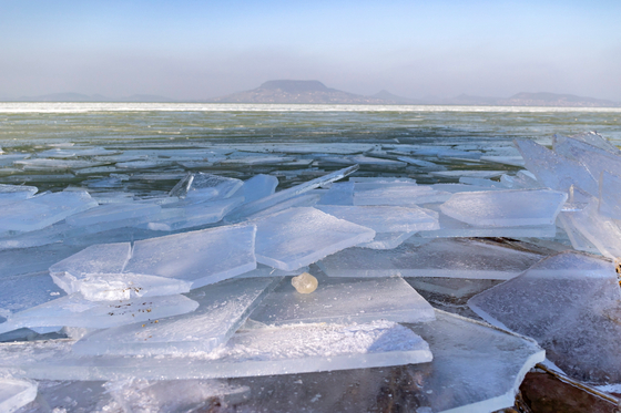 Elkezdett a nyílt vízen is befagyni a Balaton