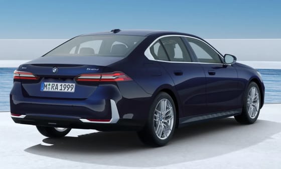 Dehogy halott a dízel: itt a bivalyerős és szerény fogyasztású 6 hengeres új BMW 540d