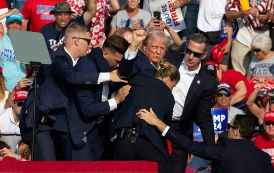 Rálőttek Donald Trumpra egy választási gyűlésen, vérző füllel menekítették le a színpadról – videó