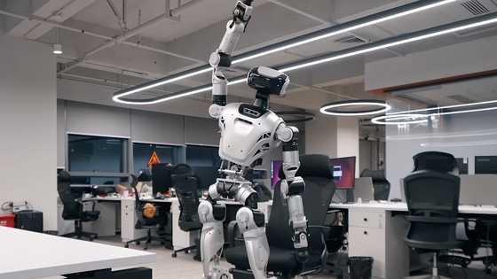Ezt a kínai robotot is megviseli a sok irodában ülés – így feláll, és elvégez pár nyújtó gyakorlatot (videó)