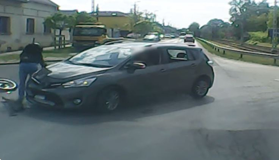 Videón egy tipikus baleset, amely motorosokkal történik