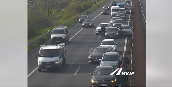 Hiába araszol csak a sor, hat autós mégis egymásba hajtott az M1-esen – videó