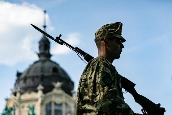 Országgyűlés elé kerül a törvényjavaslat, amely tovább növeli a katonák kiszolgáltatottságát