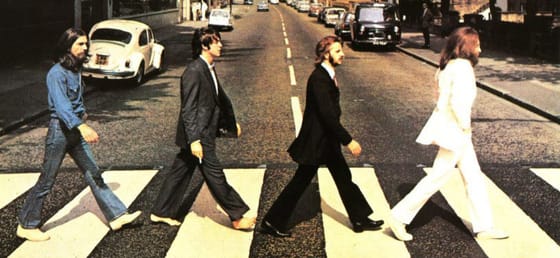 A gombafejűek fodrászával ünnepli születésnapját az egri Beatles Múzeum