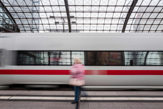 Késsel fenyegetőző férfi miatt kellett leszállítani több száz embert egy német vonatról