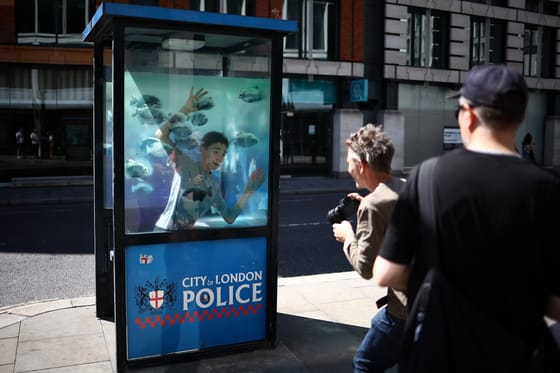 Piráják falják fel a rendőröket Banksy új alkotásában, de az autók sincsenek biztonságban