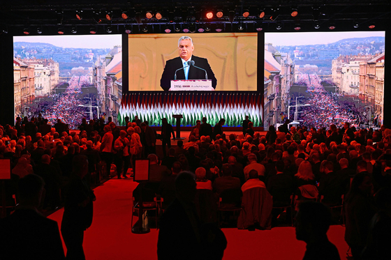 TĂzezer fideszest szervezhettek be OrbánĂ©k a Harcosok Klubjába