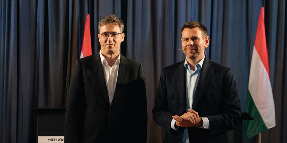 Karácsony Ă©s VitĂ©zy azon vitáznak, hogy melyikĂĽk fotĂłzkodott kĂnosabb alakokkal