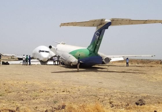 Leszállás után pár pillanattal kettétört egy Boeing repülőgép