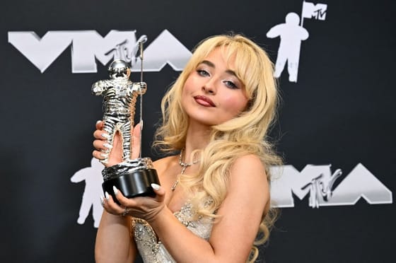 Beengedte Sabrina Carpentert a templomba, lett is botrány belőle
