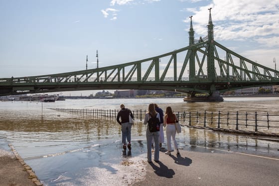 Hiába tilos és életveszélyes, fürdőznek és SUP-oznak is az áradó Dunában Budapesten