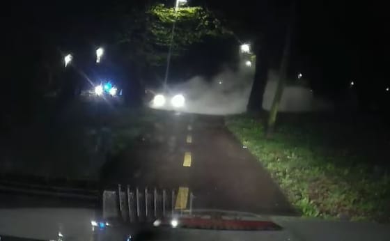 A járőrök oltották el a menekülő autós kocsiját miután kerékpártartóknak csapódott – videó