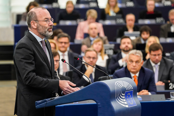 Manfred Weber: Elegünk van Orbánból!