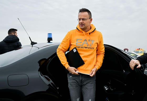 Annyira fontos az ügyintézők fehér blúza és inge, hogy a közigazgatási miniszter még egyszer kiadta ugyanazt a rendeletet