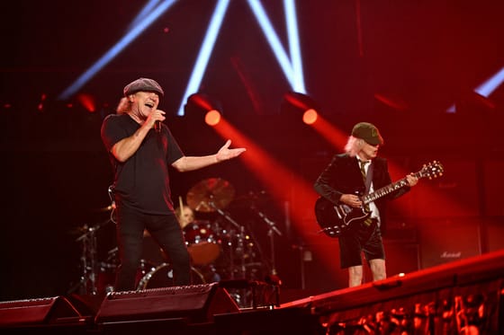 Angus Young 70 éve született, és ebből 52 évet az AC/DC-nek adott