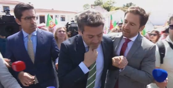 Nyelőcsőgörcstől lett rosszul egy kampánygyűlésen Orbán portugál szövetségese