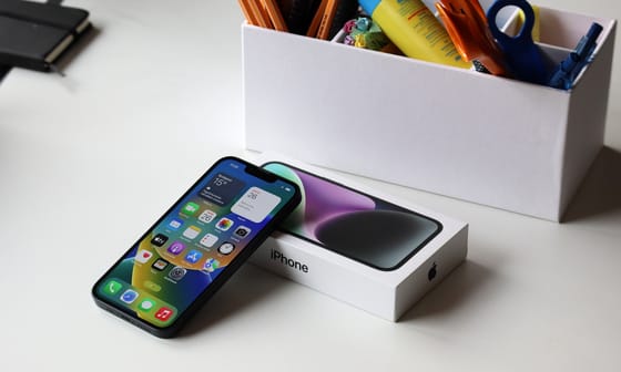Ez már az? Így nézhet ki az olcsó iPhone SE, amit az utolsó csavarig megújítanak (fotó, videó)