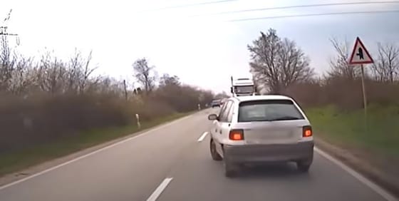Forgalommal szemben jött a kamion, mindenki menekült előle – videó