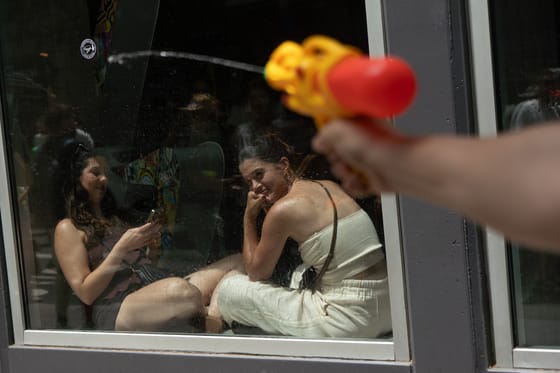 Vízipisztollyal és transzparensekkel tiltakoztak a spanyolok a turisták özöne ellen