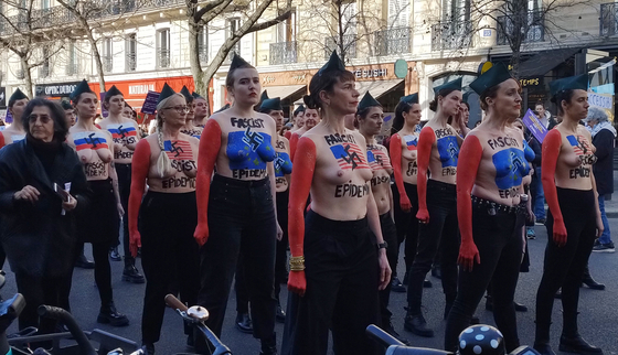 Videó: zengett a Heil Orbán! és a Heil Putyin! Párizsban