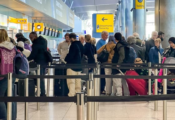 Egész napra bezárták a londoni Heathrow-t, miután tűz ütött ki a repülőteret ellátó elektromos állomáson