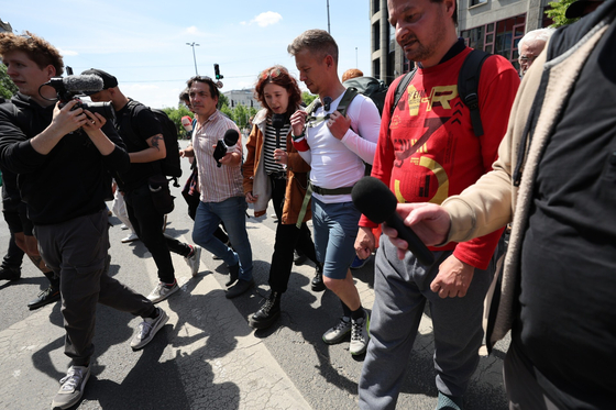 Magyar Péter sajnálja, hogy a sajtó „hatalmas felháborodásában” nem foglalkozik eleget a gyaloglásával