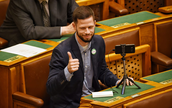 Tordai Bence gyors módosítót nyújtott be, mert "a Fidesz szabad elvonulást hagyna a Matolcsy-alapítványnak"