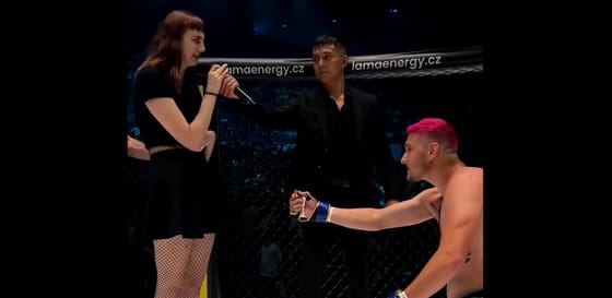 Vesztes meccs után kérte meg a barátnője kezét a ringben egy MMA-harcos, nem lett jó vége – videó