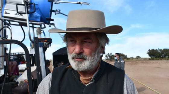 Kijött az első előzetes Alec Baldwin elátkozott westernfilmjéhez