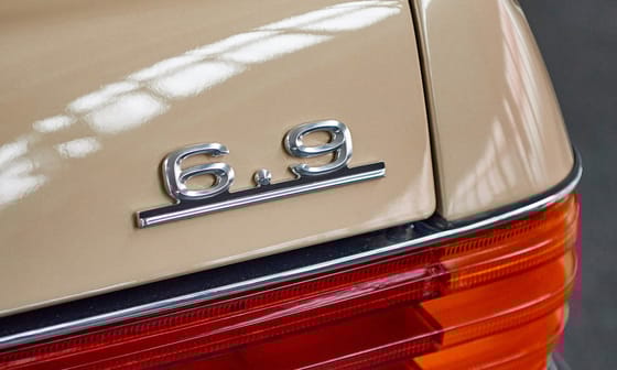 50 éves a legenda, az első Mercedes S-osztály 6,9 literes csúcsmodellje