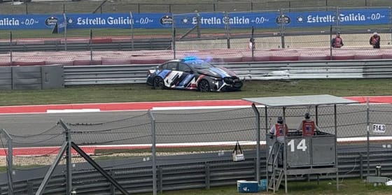 Kellemetlen baki: falnak csapták a MotoGP biztonsági autóját – videó
