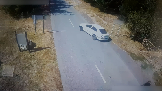 Motorost gázolt egy részeg sofőr, miután átsodródott a szembe jövő sávba – videó