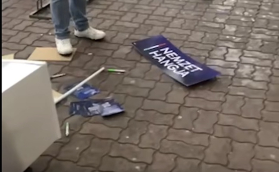 Részeg férfi verte szét a Tisza népszavazásos pultját Egerben – videó