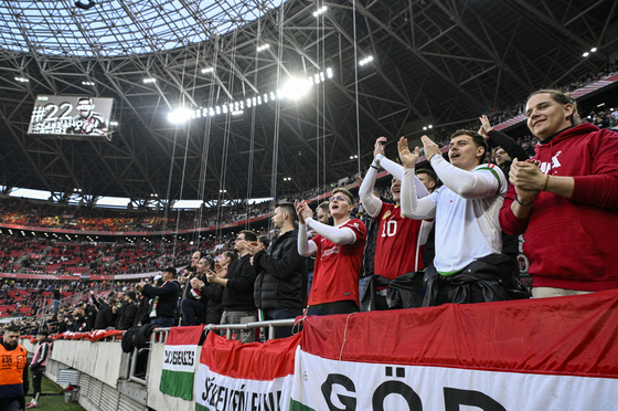 Sportszerűtlen szurkolás miatt pénzbüntetésre és felfüggesztett szektorbezárásra büntette a magyar válogatottat az UEFA