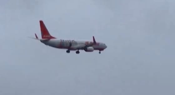 Úgy dobálta a leszálláshoz készülő repülőgépet a japán tájfun 180 km/h-s szele, mint egy darab papírt – videó