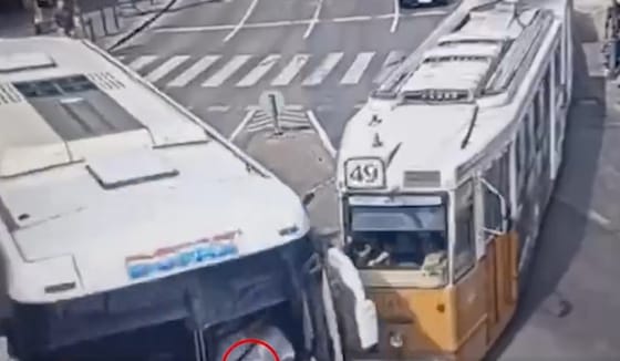 Csúnya baleset a Múzeum körúton: villamossal csattant a busz – videó