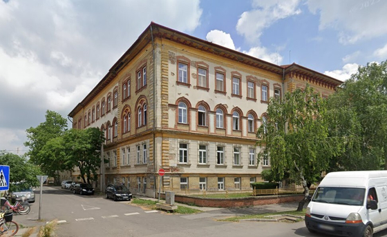 Economy: Plaster of a high school being renovated by Lazar fell on a car