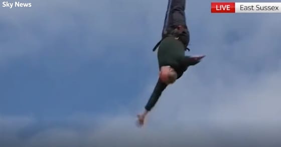 „Szavazz a Liberális Demokratákraaa!” – üvöltötte a bungee jumpingolva kampányoló brit politikus