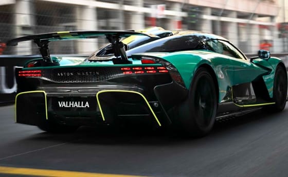 Alonso száguldozott még egyet Monacóban, egy Aston Martin Valhallában – videó