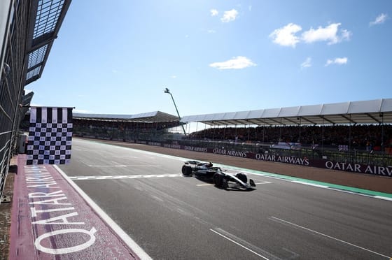 Hamilton nyerte a Brit Nagydíjat